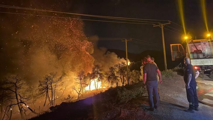 Περιφερειάρχης Στερεάς Ελλάδας: Εξαιρετικά επικίνδυνη η φωτιά στην Εύβοια, έχει κάνει σοβαρή ζημιά