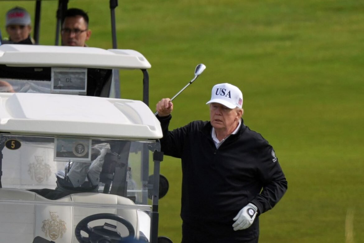 Τον χαβά του ο Τραμπ: Τα έβαλε ξανά με τους Ευρωπαίους για τους μετανάστες και τις ανεμογεννήτριες