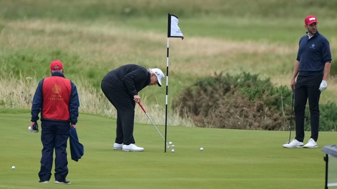 «Πρόεδρος στις ζαβολιές»: Ο Τραμπ «πιάστηκε» να… κλέβει στο γκολφ (βίντεο)