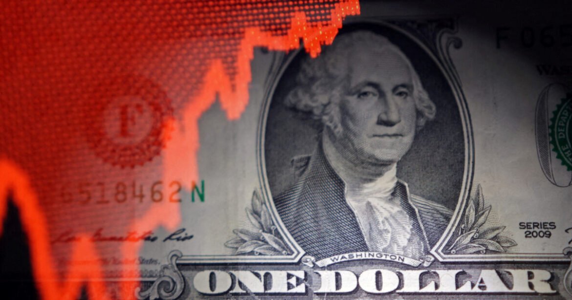 Η πτώση του δολαρίου ευνοεί την παγκόσμια οικονομία, πλήττει τις ΗΠΑ