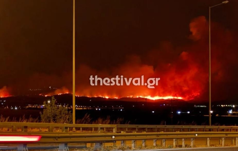 Θεσσαλονίκη: Μαίνεται η φωτιά στην Άσσηρο, ενισχύθηκαν οι δυνάμεις της Πυροσβεστικής – ΦΩΤΟ και ΒΙΝΤΕΟ