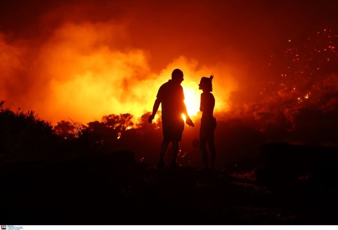 Φωτιά στην Κερατέα: Συνελήφθησαν δύο υπάλληλοι του ΔΕΔΔΗΕ – Αναζητείται ακόμη ένας 