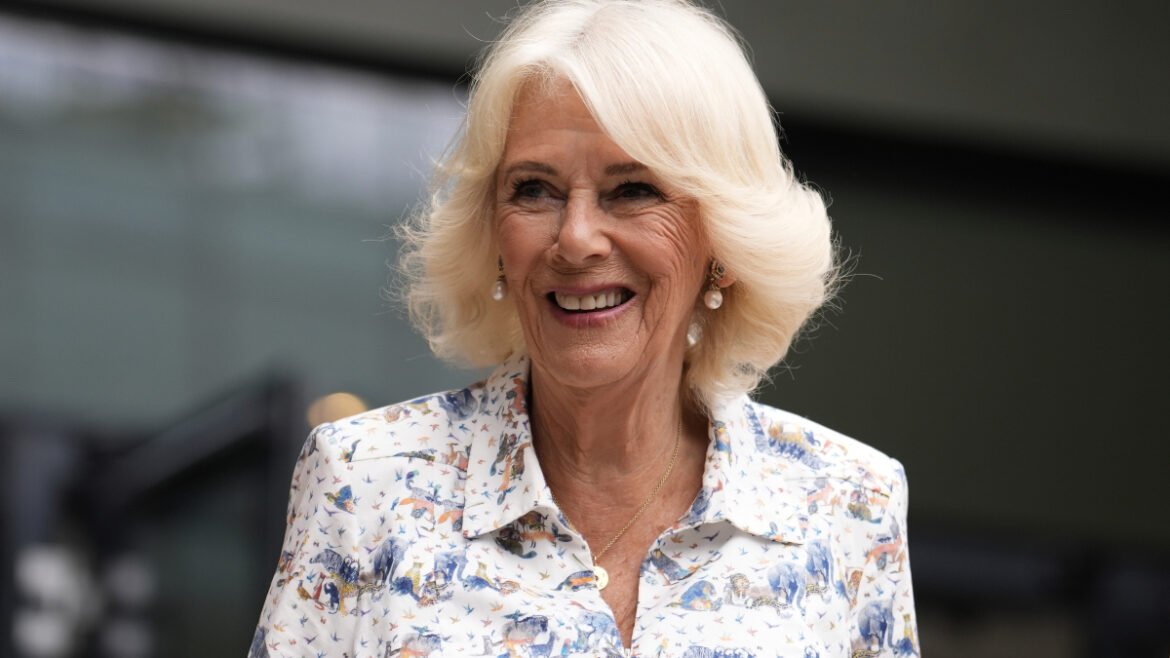 «Χρυσές» διακοπές στην Ελλάδα για τη βασίλισσα Καμίλα: «Συνελήφθη» σε σούπερ γιοτ – «Δεν είναι καλή εικόνα»