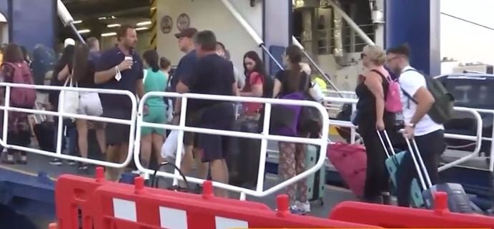 Λιμάνι Πειραιά: Φεύγουν οι αδειούχοι του Αυγούστου – Με 100% πληρότητα αναχωρούν τα πλοία