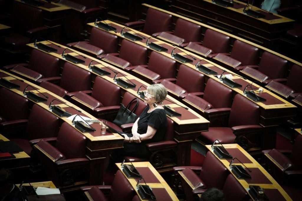 Η επίθεση της Ακρίτα σε δημοσιογράφο βύθισε τον ΣΥΡΙΖΑ σε νέα εσωστρέφεια