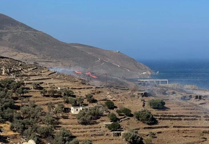Φωτιά στην Τήνο – Επιχειρούν και 2 εναέρια μέσα 