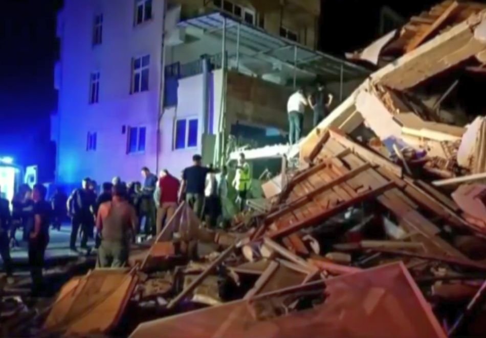 Μεγάλες καταστροφές από τον σεισμό στην Τουρκία – Κατέρρευσαν σπίτια και δημόσια κτίρια (LIVE εικόνα)