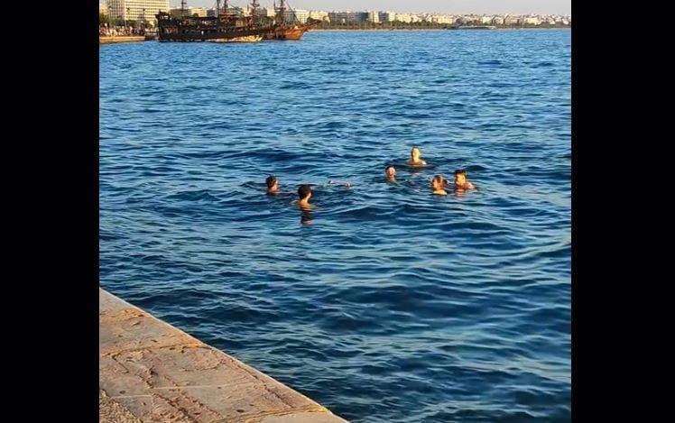 Θεσσαλονίκη: Βίντεο από τη στιγμή που παρέα νέων βουτάει στα νερά του… Θερμαϊκού – «Πόσα πόδια έχουν τώρα;»