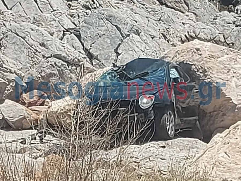 Αυτοκίνητο έπεσε σε γκρεμό κοντά στις τρύπες του Καραμανλή – Απεγκλωβίστηκε η οδηγός – ΦΩΤΟ
