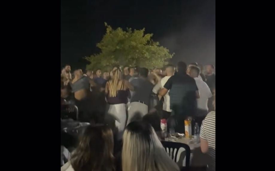 Αγρίνιο: Άγριο ξύλο σε πανηγύρι όπου τραγουδούσε η Γωγώ Τσαμπά – Δείτε βίντεο