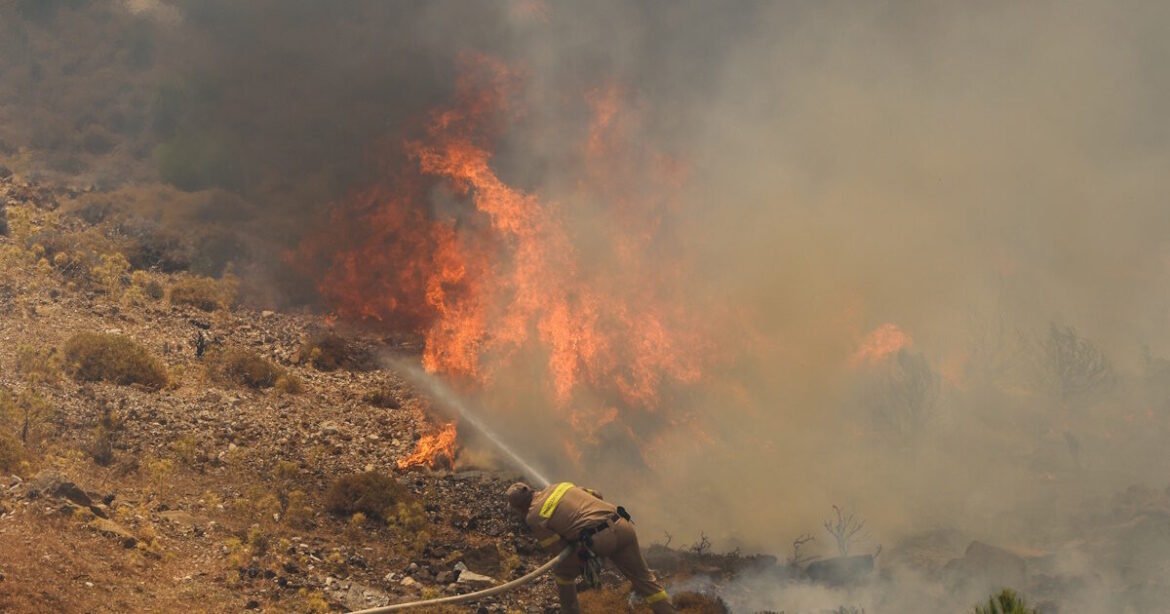 Φωτιά στη Χίο: Διπλό το πύρινο μέτωπο, τεράστιες οι καταστροφές – Νέες εντολές εκκένωσης οικισμών