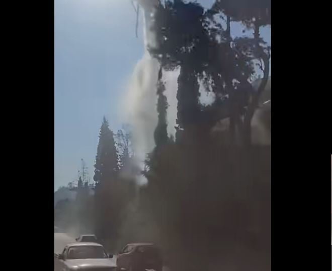 Φωτιά στην Αχαΐα: Κόβει την ανάσα βίντεο με ρίψη νερού από ελικόπτερο – Έσπασαν κλαδιά και έπεσαν σε