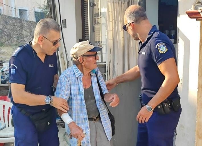 Φωτιά στη Ζάκυνθο: Επιχείρηση απομάκρυνσης ηλικιωμένου στο Μουζάκι