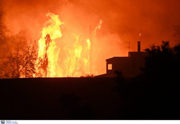 Φωτιά στην Πάτρα: Φωτογραφίες – ντοκουμέντα με τον 25χρονο που συνελήφθη κατηγορούμενος για εμπρησμό