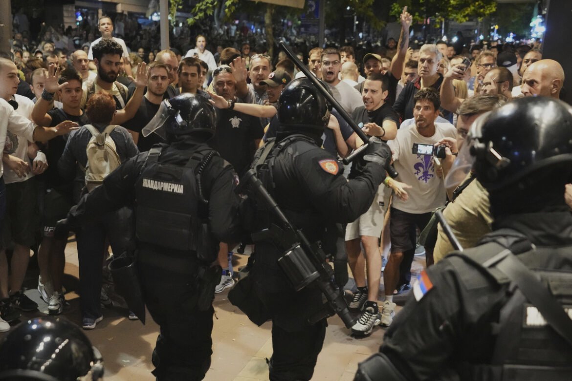 Νέα νύχτα συγκρούσεων σε πόλεις της Σερβίας – Δεκάδες τραυματίες σε αντικυβερνητικές διαδηλώσεις