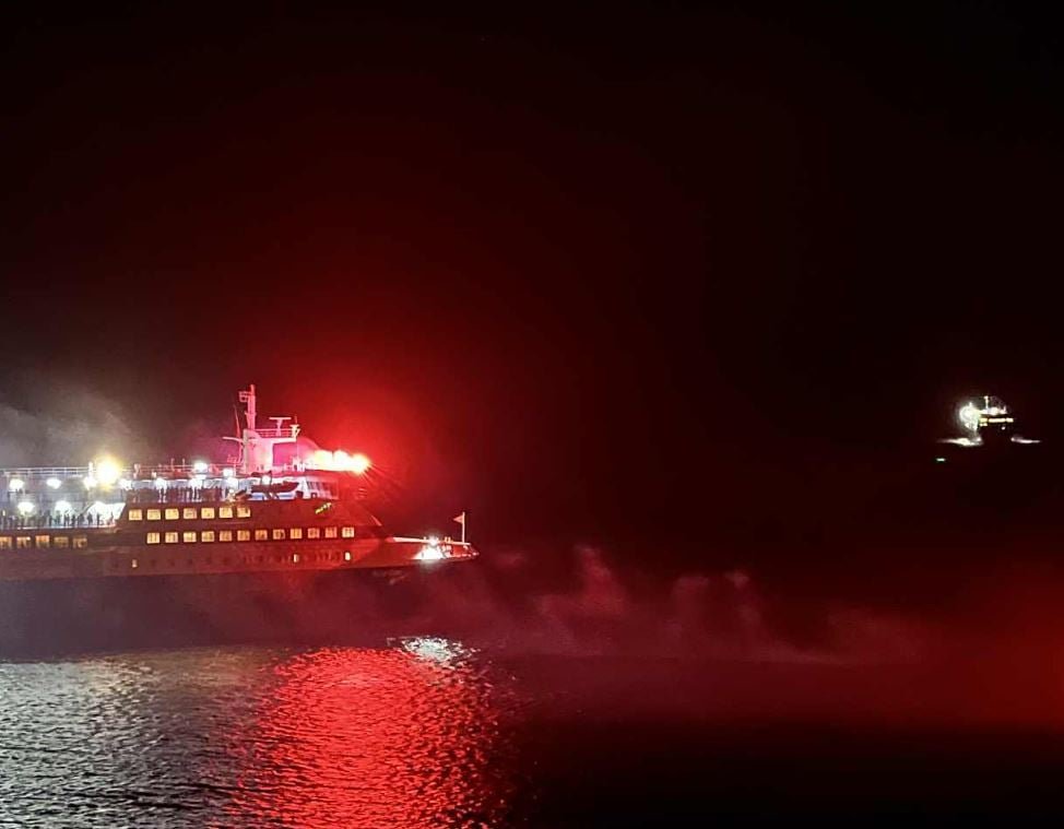 Βίντεο: Πλοίο αποδίδει τιμές στην Τήνο με φωτοβολίδες και καπνογόνα – Εντυπωσιακές εικόνες