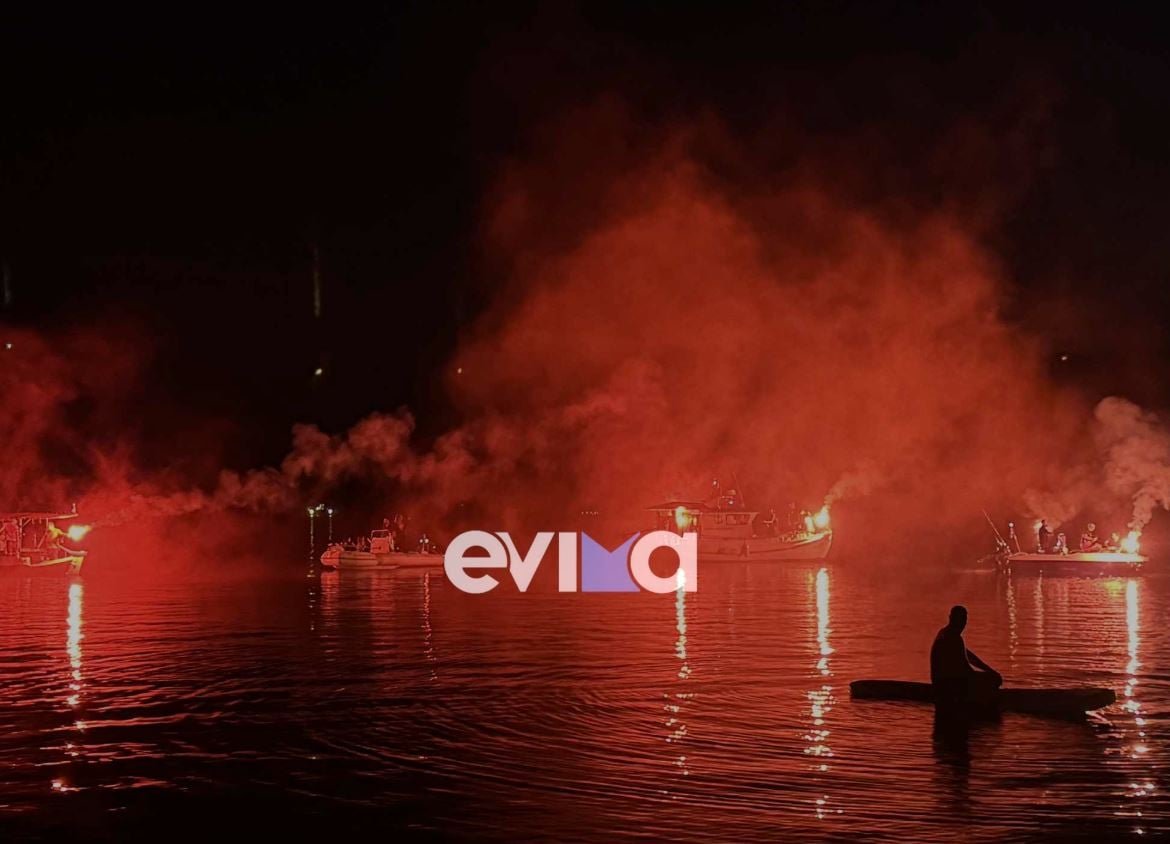 Εύβοια: Φαντασμαγορικές εικόνες από την περιφορά της εικόνα της Παναγιάς στην παραλία του Αλμυροπόταμου