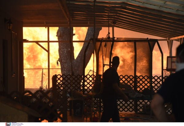 Πυρκαγιές: Σε εξέλιξη η κατάσβεση στη Χίο – Καλύτερη η εικόνα στην Πάτρα