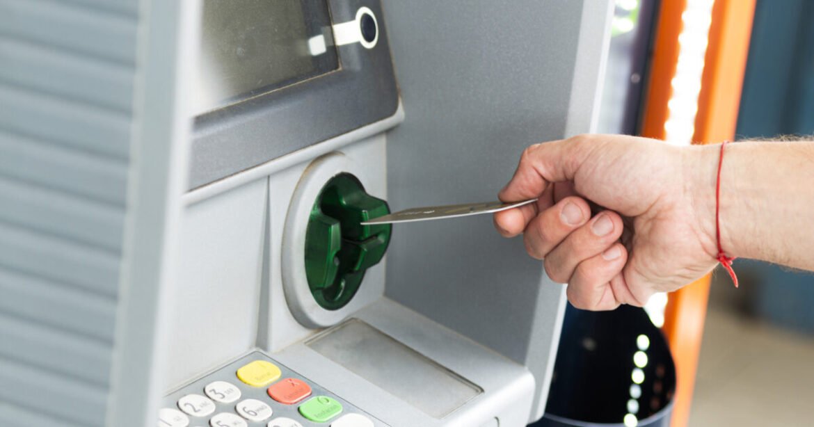 Δωρεάν αναλήψεις από ATM: Ποιες αλλαγές έχουν γίνει στις προμήθειες των τραπεζών