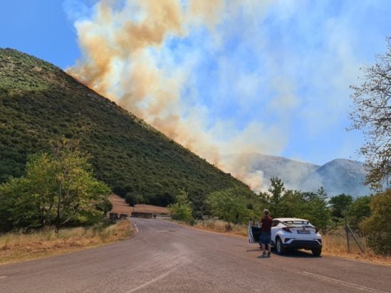 Αχαΐα: Μαίνεται η φωτιά στην περιοχή Λιβάρτζι – Ενισχύθηκαν οι πυροσβεστικές δυνάμεις – ΦΩΤΟ και ΒΙΝΤΕΟ