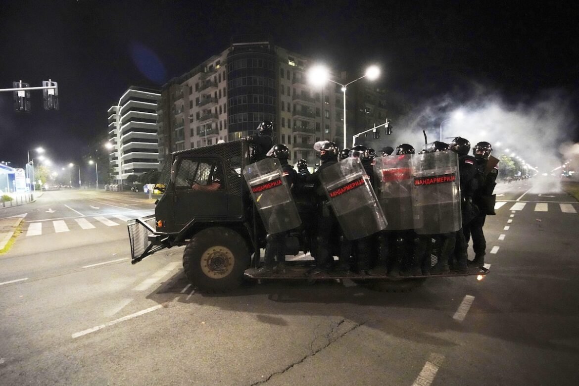 Νέα βίαια επεισόδια κατά του Βούτσιτς στη Σερβία – Πυρπόλησαν γραφεία του κυβερνώντος κόμματος