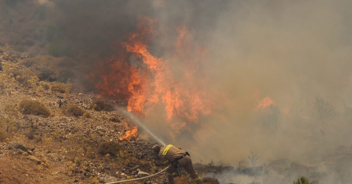 Φωτιά στη Θεσσαλονίκη στην περιοχή Χορτιάτη – Ελικόπτερα και πάνω από 50 πυροσβέστες επιχειρούν στο μέτωπο
