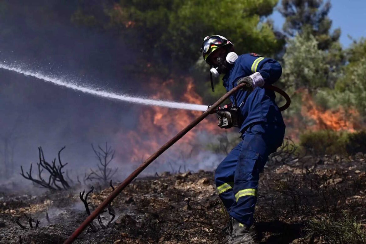 Φωτιά στο Καλό Πηγάδι Φωκίδας – Στη «μάχη» και εναέρια μέσα