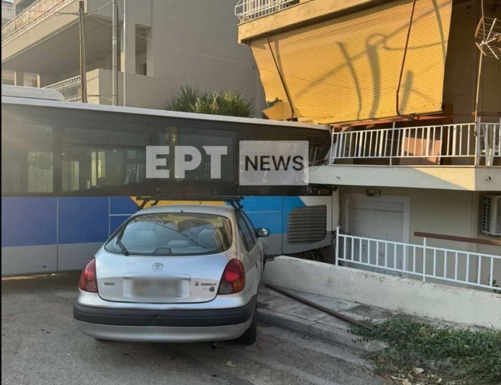 Παπάγου: Λεωφορείο προσέκρουσε σε κατοικία προκαλώντας σοβαρές υλικές ζημιές – ΦΩΤΟ
