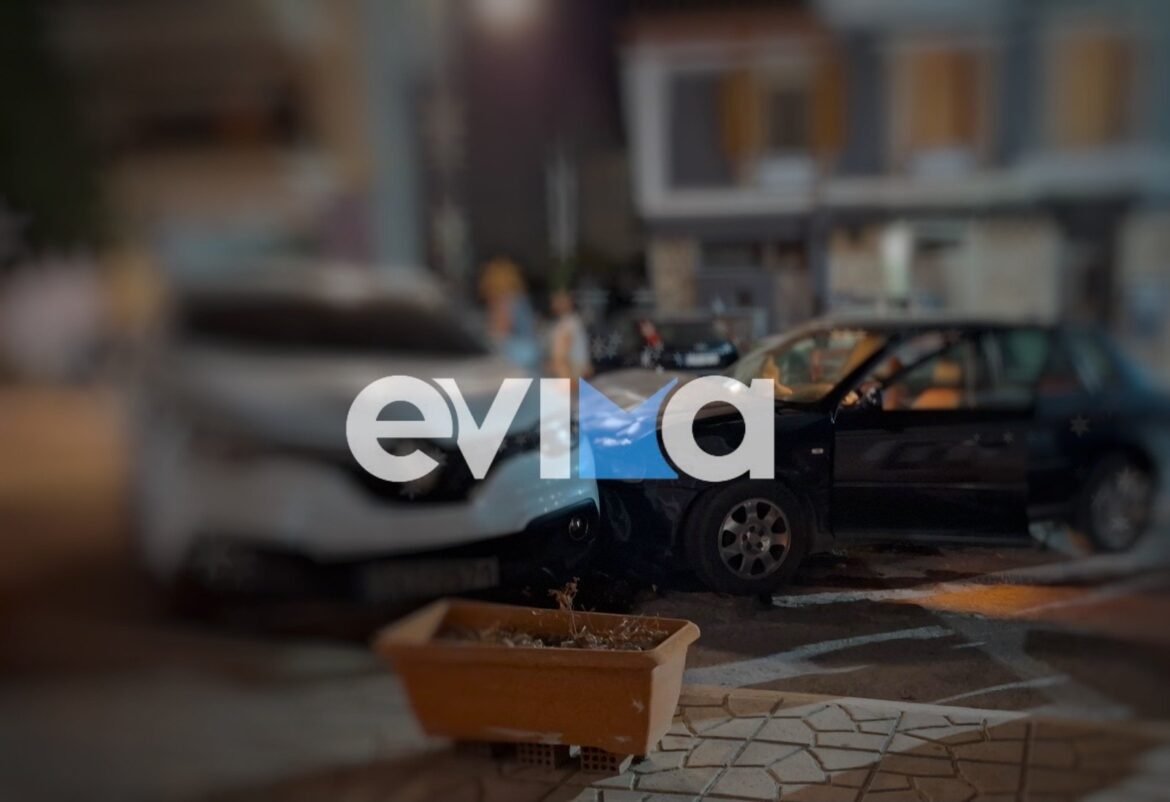 Τροχαίο στην Εύβοια: Σφοδρή σύγκρουση δύο οχημάτων, το ένα έπεσε πάνω σε άλλο σταθμευμένο αυτοκίνητο