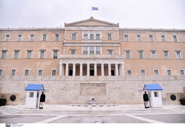 Στο μικροσκόπιο των αρχών το βίντεο με τον αλλοδαπό που επιτέθηκε φραστικά σε Εύζωνες