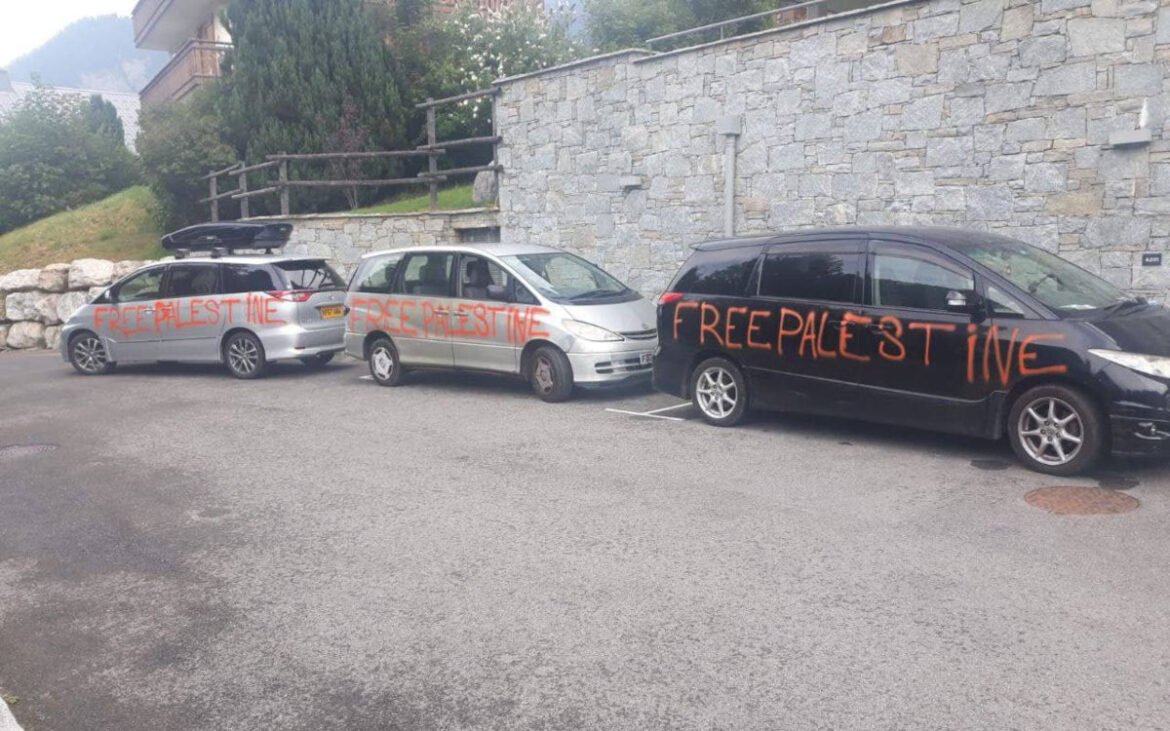 Γαλλία: Έγραψαν με σπρέι «Free Palestine» σε οχήματα Εβραίων τουριστών (Εικόνες)