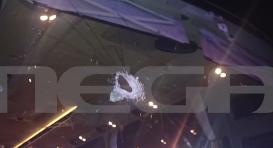 Θεσσαλονίκη: Εικόνες από την επίθεση με πέτρες σε τουριστικό λεωφορείο – Επιβάτης αναγνώρισε τον έναν από