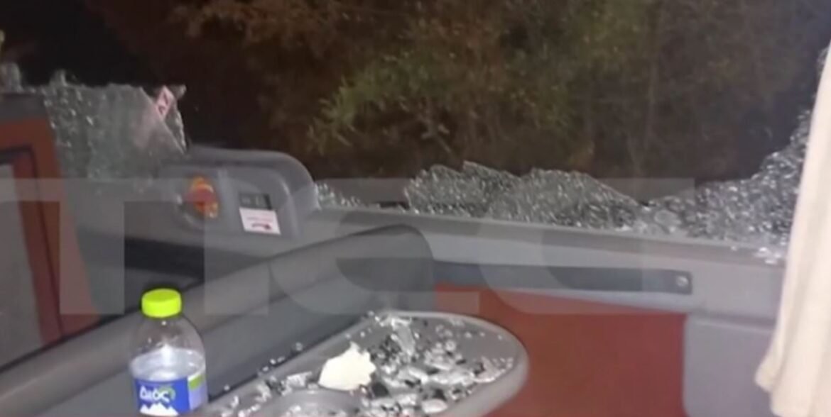 Θεσσαλονίκη: Ελεύθεροι αφέθηκαν οι 2 που προσήχθησαν για την επίθεση με πέτρες σε τουριστικό λεωφορείο 