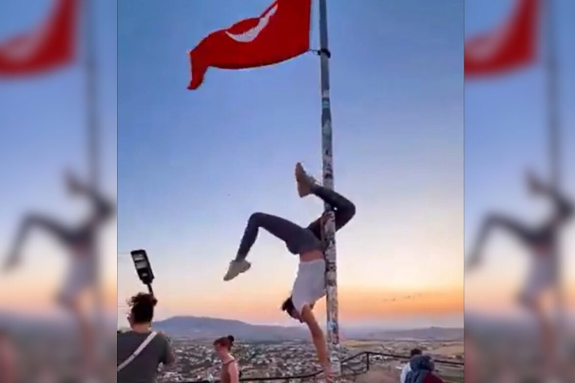 Τουρκία: «Επικήρυξαν» τουρίστρια που έκανε pole dancing σε στύλο με τη σημαία της χώρας (Βίντεο)