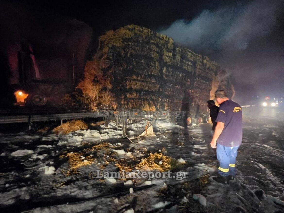 Νταλίκα φορτωμένη με άχυρα έπιασε φωτιά στον Ε65 στο ρεύμα προς Λαμία – Κυκλοφοριακές ρυθμίσεις