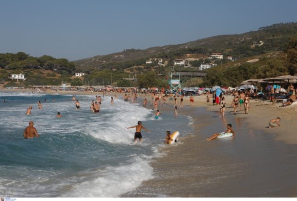 Διακοπές: Πώς η ακρίβεια επηρεάζει τις επιλογές των νέων – Με χαρτζιλίκι και δανεικά η καλοκαιρινή έξοδος