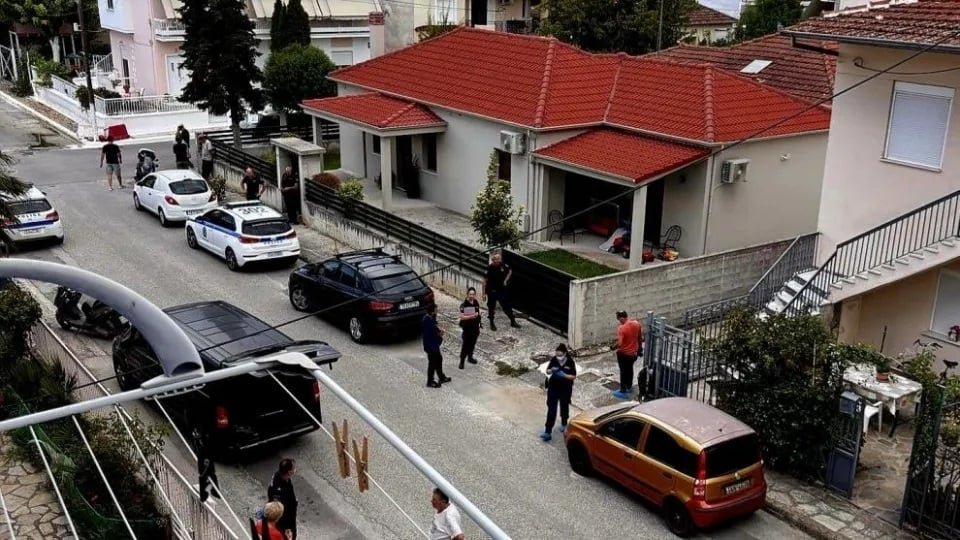 Σοκ στα Τρίκαλα: Μητέρα και γιος εντοπίστηκαν νεκροί στο σπίτι τους