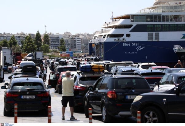 Χιλιάδες αδειούχοι παίρνουν τον δρόμο της επιστροφής – Αυξημένη η κίνηση στα λιμάνια, στις εθνικές οδούς και