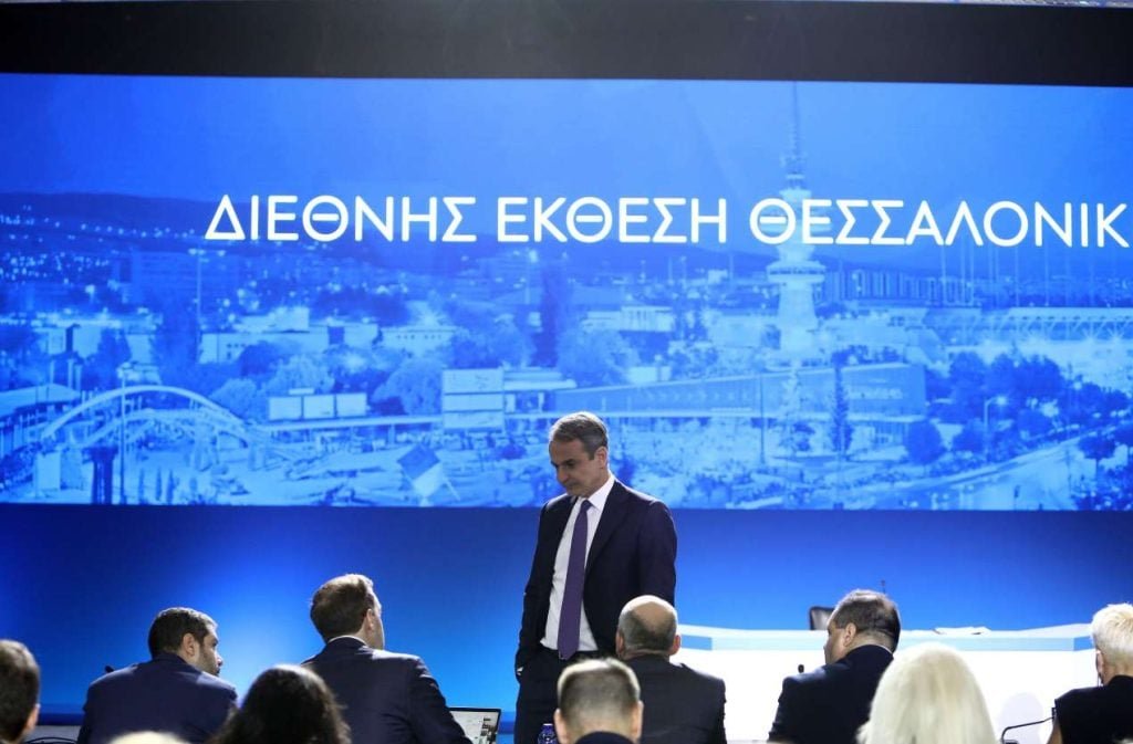 «Το ΠΑΣΟΚ πολιτεύεται με όρους πολιτικής εξαπάτησης»: Γιατί η κυβέρνηση λέει «όχι» σε 13ο μισθό