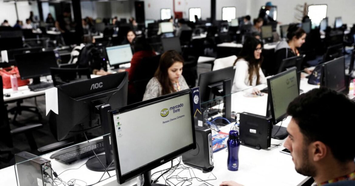 Όλες οι αλλαγές στο εργασιακό νομοσχέδιο – Δικαίωμα 13 ωρών απασχόλησης, ευκολότερες προσλήψεις και ενίσχυση ασφάλισης