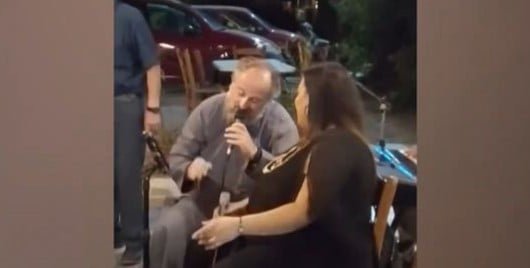 Ιερέας έκλεψε την παράσταση σε γάμο αφού τραγούδησε… Αντύπα – Δείτε βίντεο