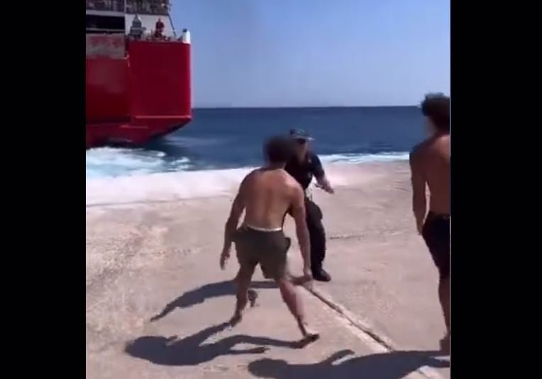 Σίκινος: Λιμενικοί κυνηγούν «απονεριστές» που πέφτουν στη θάλασσα ενώ φεύγει το πλοίο – Δείτε βίντεο