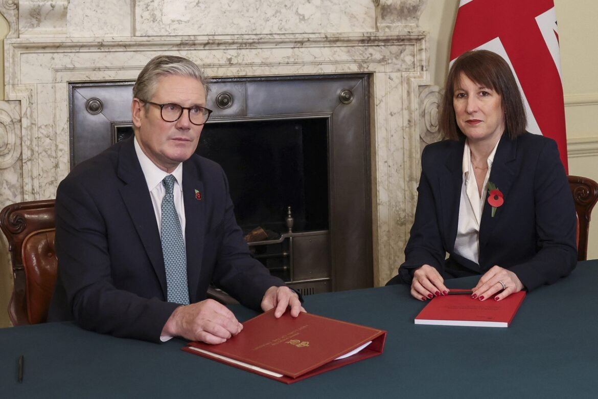 Στο χείλος του γκρεμού η Βρετανία: Χρέος και «μαύρη τρύπα» 58 δισ. οδηγούν σε μεγάλη κρίση