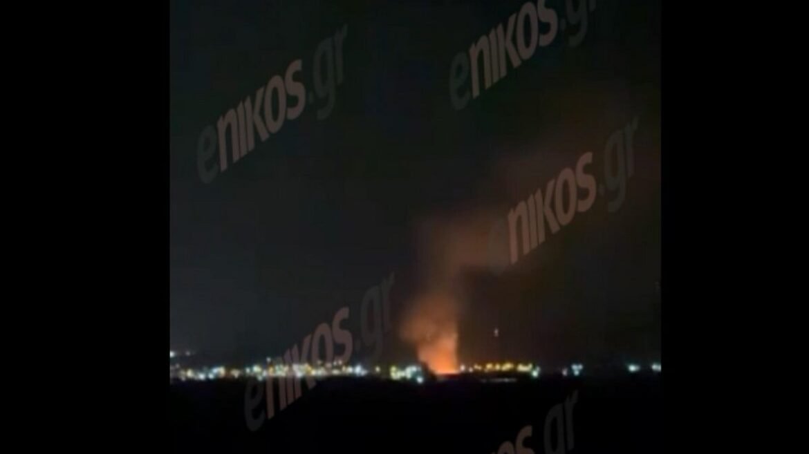 Φωτιά σε υπαίθριο χώρο έξω από τη Θήβα – ΒΙΝΤΕΟ αναγνώστη