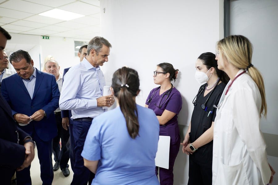 Στο Ιπποκράτειο ο Μητσοτάκης – τα είπε με ασθενείς και εργαζομένους