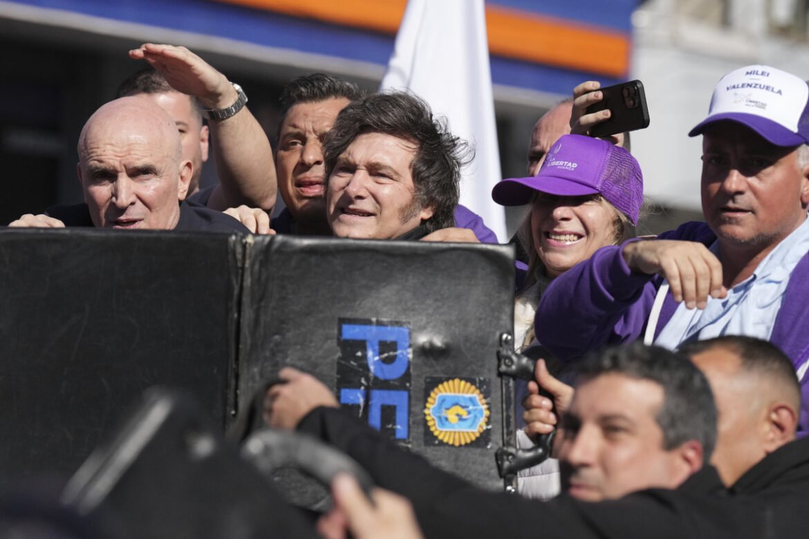 Αργεντινή: Διαδηλωτές πέταξαν πέτρες και μπουκάλια στον Μιλέι (Βίντεο)