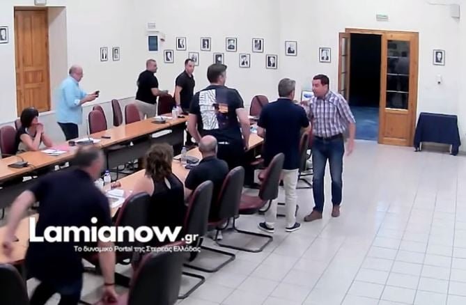 Φθιώτιδα: Χαμός στο δημοτικό συμβούλιο Μακρακώμης – Παραλίγο να πιαστούν στα χέρια – Δείτε βίντεο