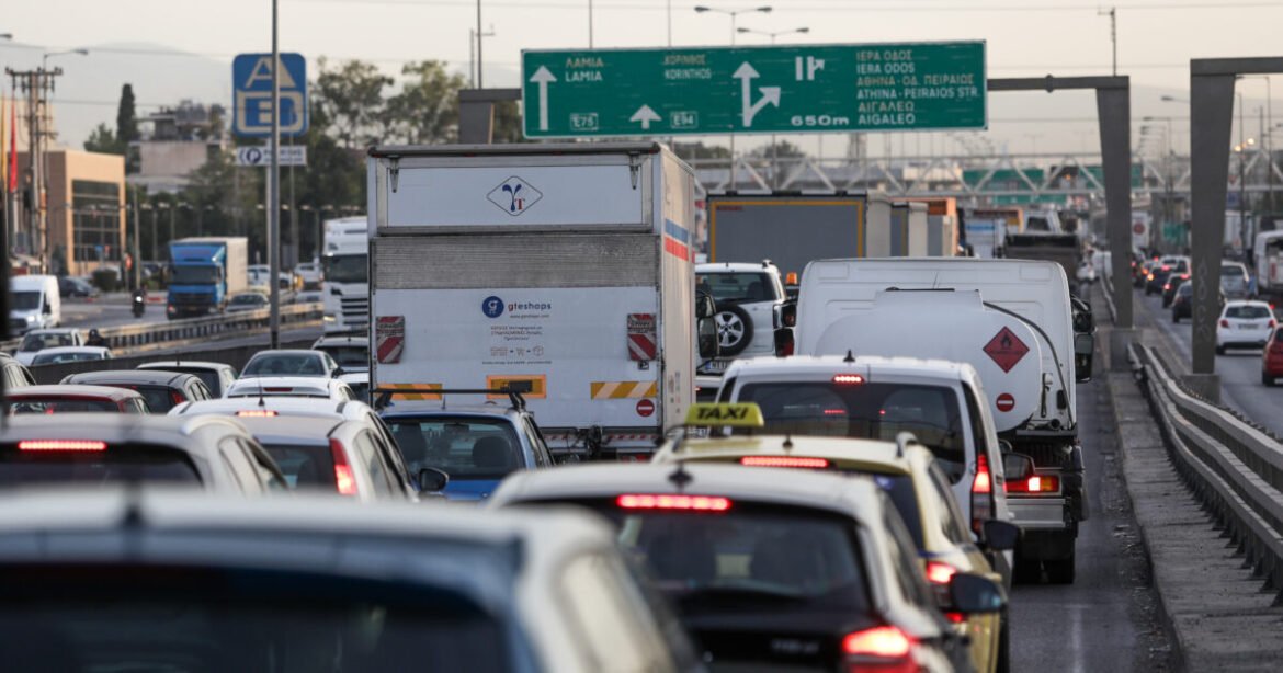 Σύγκρουση αυτοκινήτων στον Κηφισό: Μποτιλιάρισμα στο ρεύμα προς Πειραιά, στο ύψος της Λένορμαν
