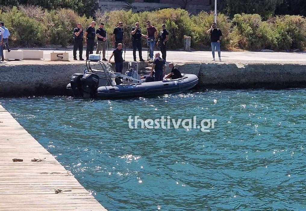 Θεσσαλονίκη: 85χρονος έπεσε στον Θερμαϊκό – Αστυνομικοί βούτηξαν και τον έσωσαν – ΒΙΝΤΕΟ