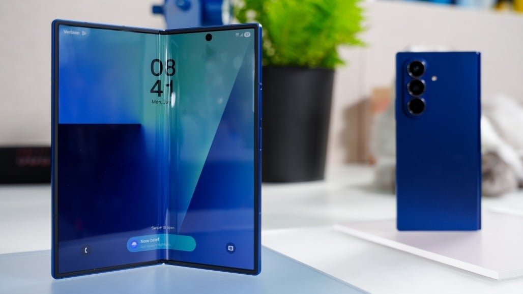 Το πρώτο foldable iPhone φημολογείται ότι θα έχει 4 κάμερες και Touch ID